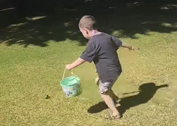 楽しいイースターのエッグハント。だけど卵がコロコロ転がってゲットできない！？【海外・動画】