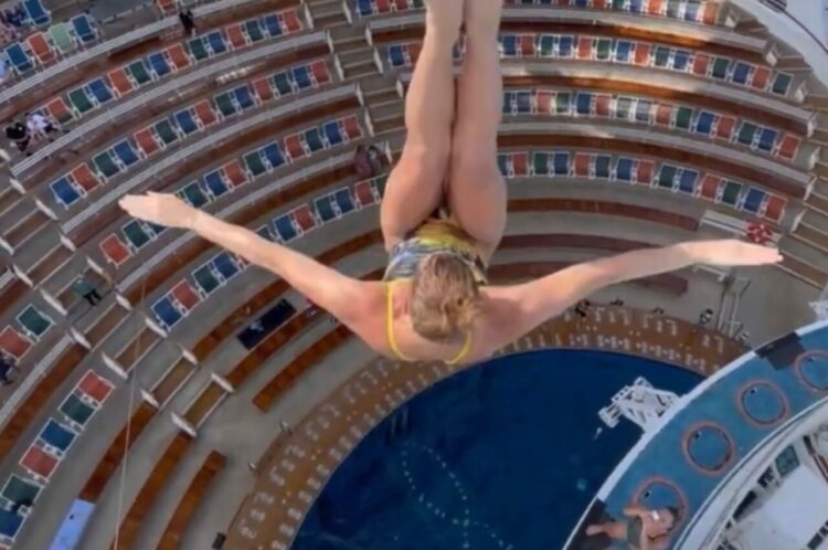 豪華客船のプールでハイダイブ！？まさかの設備で女性が華麗なダイブ！！