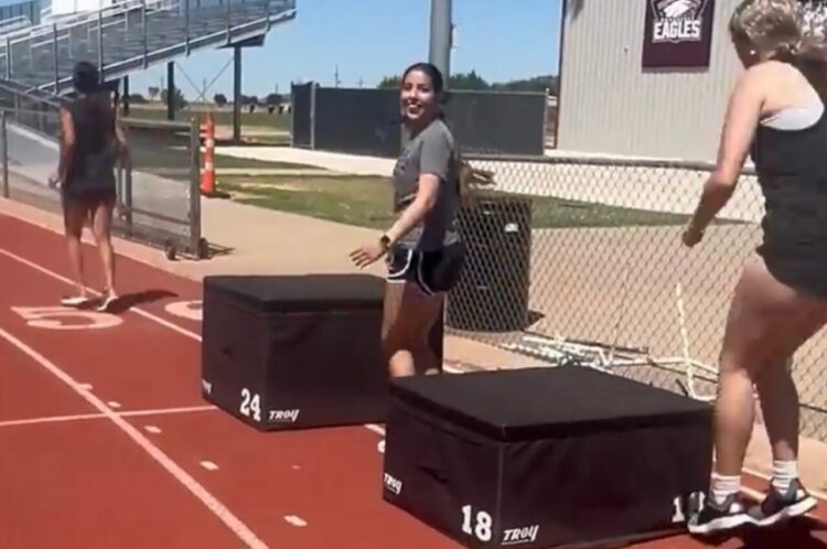 トレーニング中の少女にまさかのハプニング！！垂直跳びでボックスに飛び移っていたら・・【アメリカ・動画】