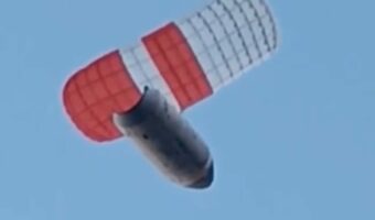 空から謎の巨大物体が降ってきた?!漁師が偶然発見したコレはいったい・・??【海外・動画】