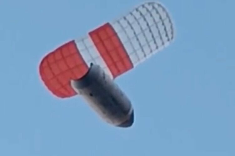 空から謎の巨大物体が降ってきた？！漁師が偶然発見したコレはいったい・・？？【海外・動画】