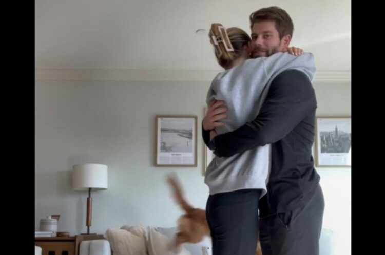 「まぜて！ハグして！！」仲良くハグしていると、愛犬もやって来た！！【アメリカ・動画】