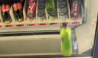 自動販売機でドリンクを買ったら・・ショックなハプニングが!!【海外・動画】