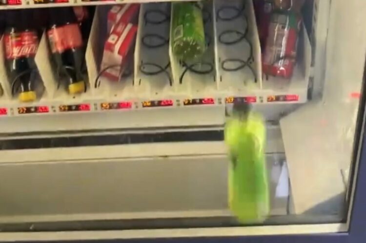 自動販売機でドリンクを買ったら・・ショックなハプニングが！！【海外・動画】