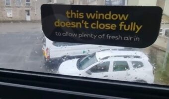 これって意味あるの??バスに換気用の窓が付いているけれど・・【海外・動画】