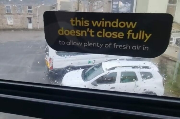 これって意味あるの？？バスに換気用の窓が付いているけれど・・【海外・動画】
