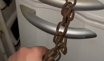 ナイスアイディアと思ったのに・・。冷蔵庫が勝手に開けられないようにチェーンを施した結果【海外・動画】