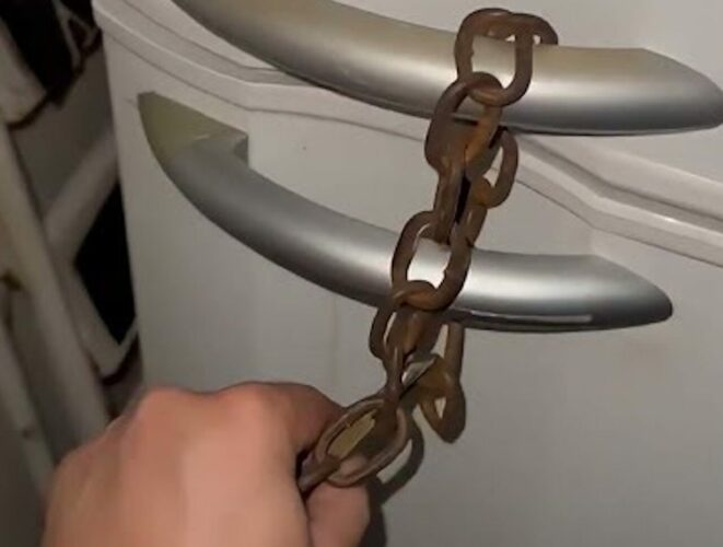 ナイスアイディアと思ったのに・・。冷蔵庫が勝手に開けられないようにチェーンを施した結果【海外・動画】