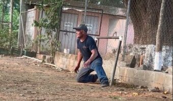 鉄壁の守備かと思ったら・・。シュートを決められた!?【海外・動画】