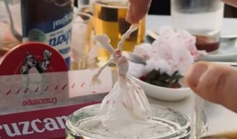 踊るペーパーナプキン。水滴を垂らすと・・【海外・動画】