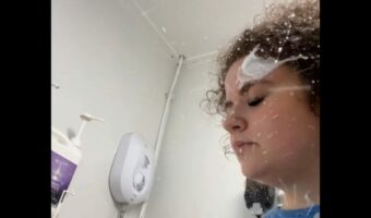 そこでブルブルしないで~!トリマーさんを泡だらけにした犯人はバスタブの中!【海外・動画】