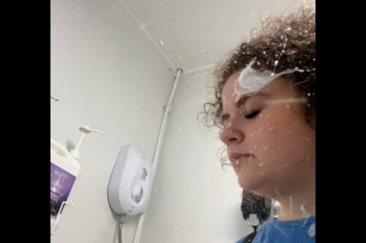 そこでブルブルしないで～！トリマーさんを泡だらけにした犯人はバスタブの中！【海外・動画】