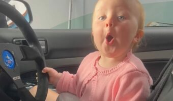 「かっこいい~!」エンジン音に大喜びの赤ちゃん!リアクションがとってもキュート!!【海外・動画】
