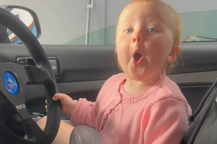 「かっこいい～！」エンジン音に大喜びの赤ちゃん！リアクションがとってもキュート！！【海外・動画】