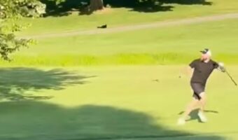 ゴルフ場で大騒ぎ!逃げ惑うゴルファーを襲ったまさかのハプニング!!【アメリカ・動画】