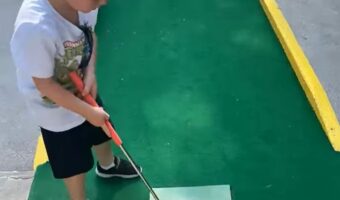 まさかのミラクルショット！？男の子のショットはコースから外れ失敗かと思いきや・・！！【アメリカ・動画】