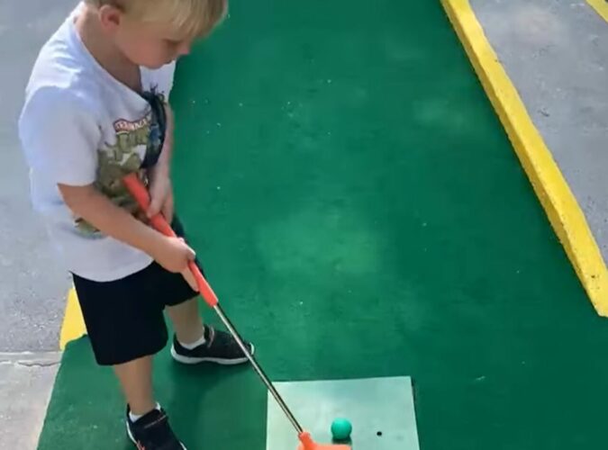 まさかのミラクルショット！？男の子のショットはコースから外れ失敗かと思いきや・・！！【アメリカ・動画】