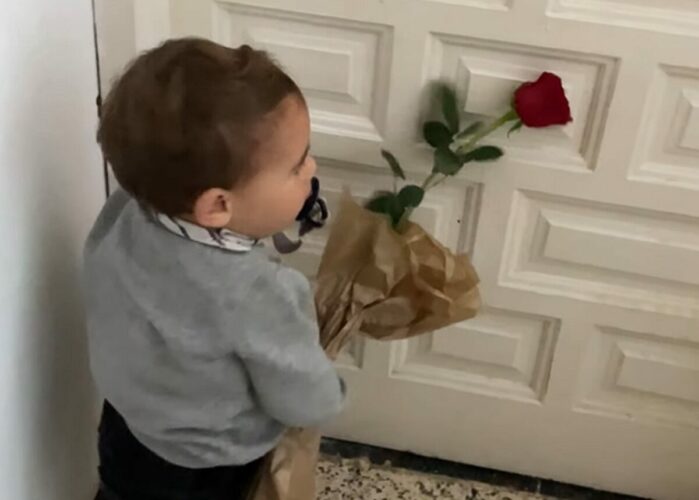 おばあちゃんにバラをプレゼント！だけどキレイな花でドアをノックしちゃったので・・【海外・動画】