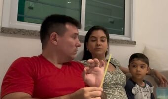 ナイスチームワーク!パパとママが協力して男の子にマジックを披露!!【海外・動画】