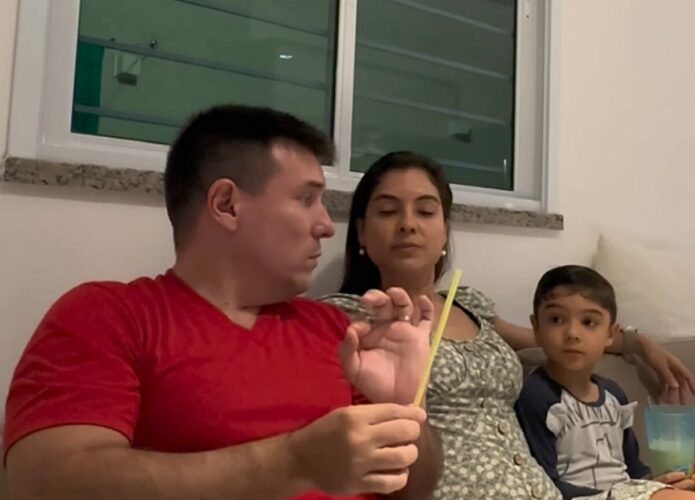 ナイスチームワーク！パパとママが協力して男の子にマジックを披露！！【海外・動画】