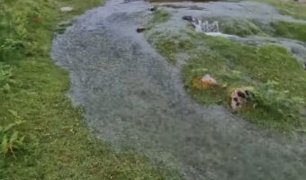 ハイキング中に奇妙な水流を発見した男性。そこで水中を覗いてみると・・、地球の神秘を知ることに!!【海外・動画】
