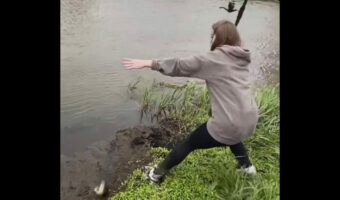 まさかの悲劇・・。釣り上げた魚を引き寄せようとした女性にハプニング!!【海外・動画】
