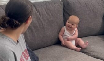ママと目が合うと赤ちゃんからとびっきりかわいいリアクションが飛び出した!!【アメリカ・動画】