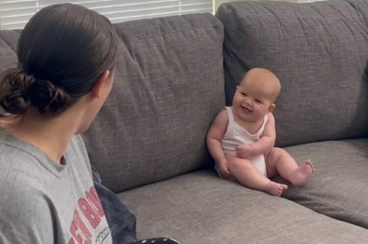 ママと目が合うと赤ちゃんからとびっきりかわいいリアクションが飛び出した！！【アメリカ・動画】