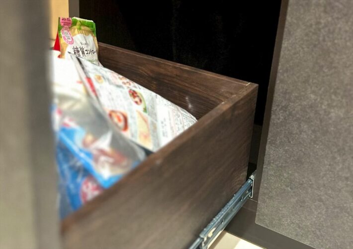 黒猫がいるのはどこ？引き出しを開けた直後の行動が話題に！「背景と同化してる」「二度見しました」