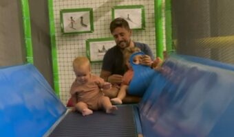 ローラーすべり台を滑るのが待ちきれない男の子。お姉ちゃんがソリにまたがっている間に・・出発進行~!【海外・動画】