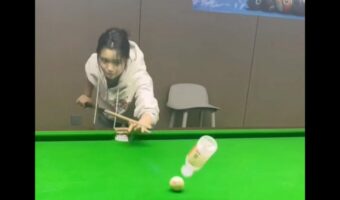 ビリヤードでミラクルショット！的球を当ててボトルフリップを成功！？【海外・動画】