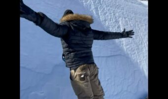 雪の壁にダイブ!キレイな人型が作れるかと思ったら・・大きな誤算が!!【海外・動画】