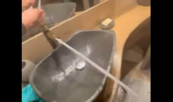 水圧強すぎ!とんでもない勢いで蛇口から飛び出す水にあの「名作SF映画の武器」を連想する人も!【海外・動画】