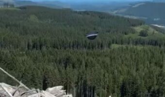 UFO出現!?山の上をフワフワと飛行する半円型の物体が出現!その正体にビックリ【アメリカ・動画】