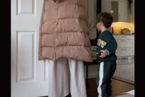 意外とバレない！？かくれんぼ中にママが隠れたのは・・コートラックにかかるコートの中！？【海外・動画】