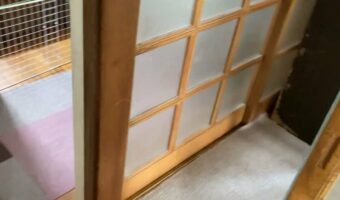 お出迎えは無し?と思わせて待ち伏せしてる柴犬に「愛おしいですね」「こっちまで嬉しくなります」