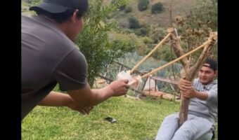 巨大パチンコの威力に仰天！飛んでいったのは石だけじゃない！？【海外・動画】