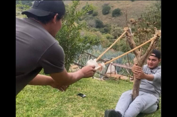 巨大パチンコの威力に仰天！飛んでいったのは石だけじゃない！？【海外・動画】