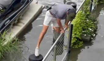 水上アスレチック?水に沈んだアリーナからの道をポールを使って大移動!【アメリカ・動画】