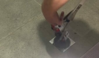 なんで!?排水溝の奥からオモチャをぞくぞく発見!?【海外・動画】