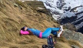 山の斜面をコロコロ。大自然を冒険するスマホが生んだ映像がスゴい!!【海外・動画】