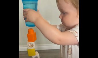 赤ちゃんの成し遂げたミラクル！不安定なブロックタワーの上に・・マグを積み上げた！！【海外・動画】