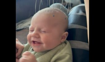 こそばゆ~い!頭皮マッサージに笑い出す赤ちゃんがかわいすぎる!【アメリカ・動画】