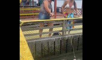 大物がヒット!と思ったら・・釣りをしていた女性の身にハプニング!?【海外・動画】