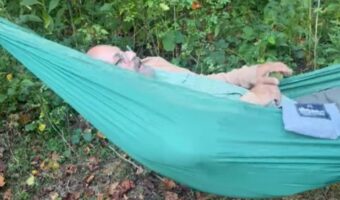 ハンモックでゴロン。寝転がる男性を揺らしてあげたら・・ハプニングが！？【アメリカ・動画】