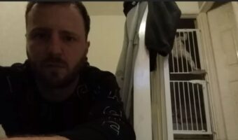 凄い2歳児!!2段重ねのベビーゲートを身一つで突破!