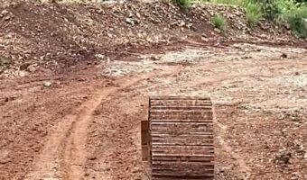 道の真ん中を進む謎の物体。重低音を響かせ前進するのは・・ショベルカーから外れたキャタピラ！？！？