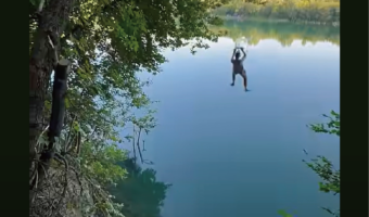 ターザンロープで遊んでいたら・・。着地の補助をした男性を巻き込むハプニング！！