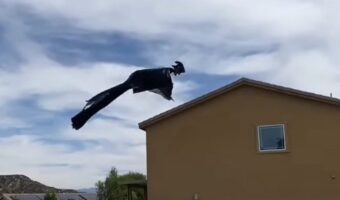 平穏な住宅街に空飛ぶ魔女!?ハロウィンの斬新な演出に「カッコいい」「ハリポタの世界」の声