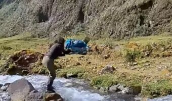 大失敗!荷物を川岸に投げたら・・川にボシャンと落ちた!?【海外・動画】